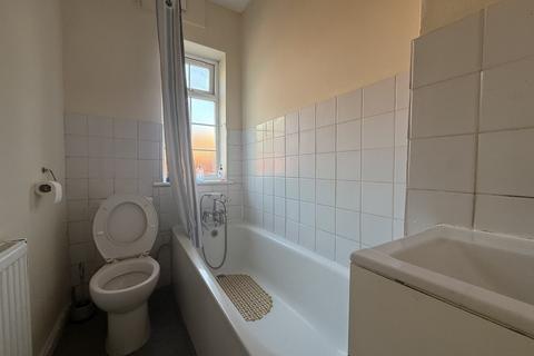 2 bedroom apartment to rent, Livingstone Road, Southall