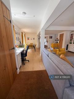 2 bedroom semi-detached house to rent, North St, Windsor, SL4
