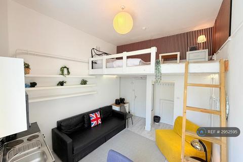Studio to rent, Holloway Road, London, N7