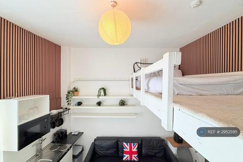 Studio to rent, Holloway Road, London, N7