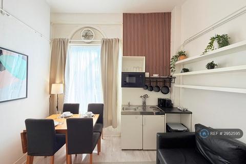 Studio to rent, Holloway Road, London, N7