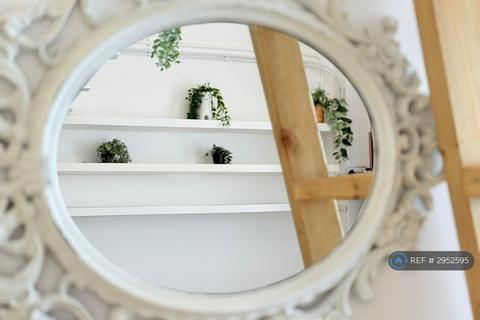 Studio to rent, Holloway Road, London, N7