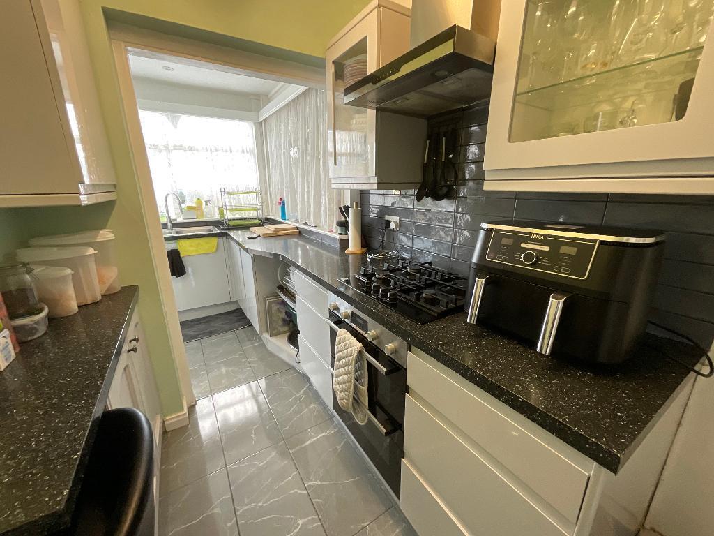 KITCHEN 12'4 x 5'7>16'