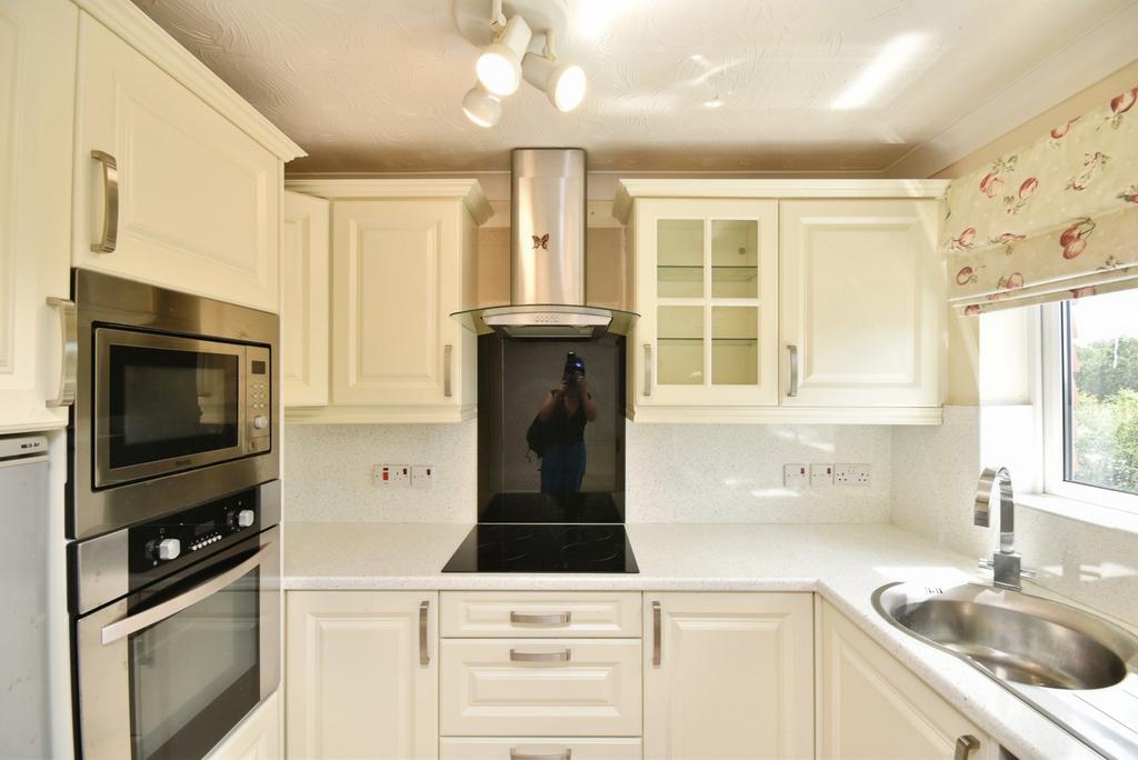Apartment in Cardiff, Llanishen - View 2