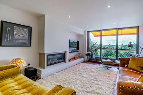 undefined, Dee Banks, Great Boughton, Chester, Cheshire, CH3