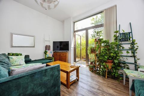 2 bedroom flat for sale, Walnut Tree Close, Guildford, Surrey, GU1