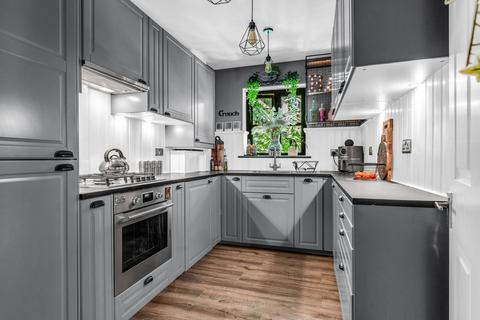 2 bedroom flat for sale, Hoddesdon Road, Ware SG12