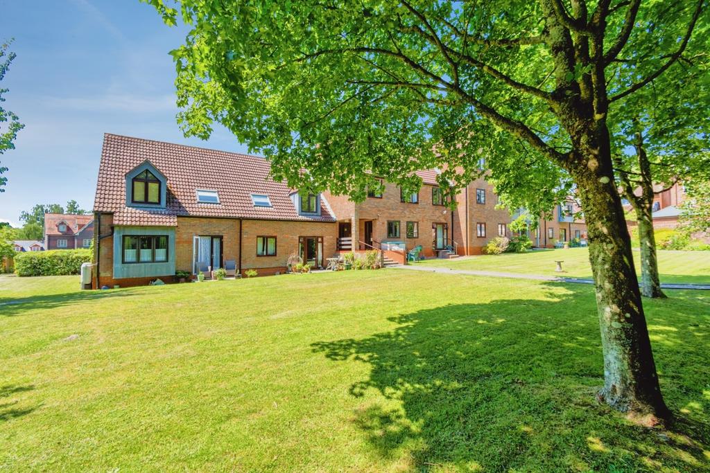 Detached house exterior, garden