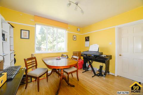 3 bedroom semi-detached house for sale, Pollards Oak Crescent, Oxted, United Kingdom, RH8