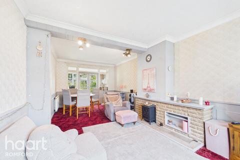 4 bedroom semi-detached house for sale, Hamilton Avenue, Romford