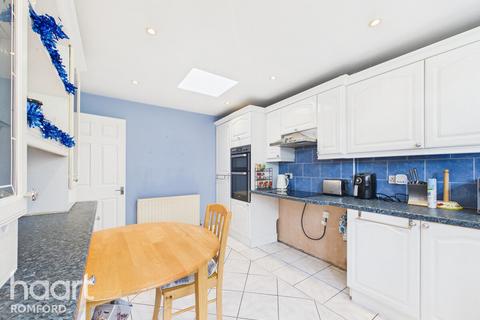 4 bedroom semi-detached house for sale, Hamilton Avenue, Romford