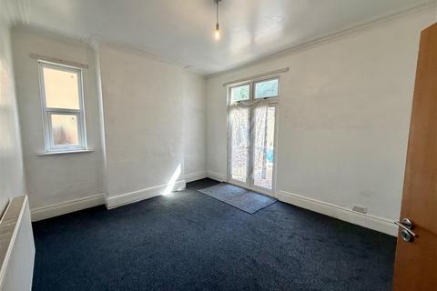 6 bedroom semi-detached house to rent, Lonsdale Road, Wolverhampton