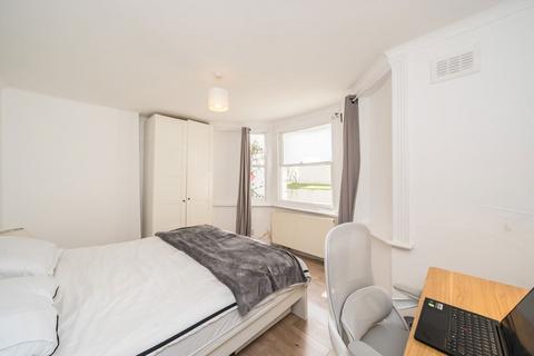 2 bedroom flat for sale, Ferndale Road, London SW4