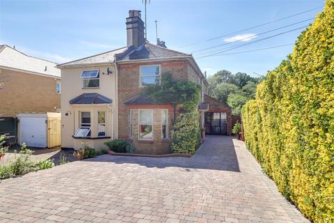 3 bedroom cottage for sale, Rayleigh Road, Benfleet SS7