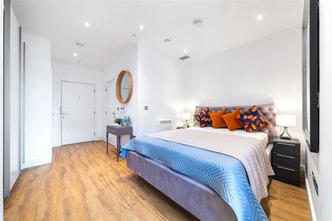Studio to rent, West Gate, London W5