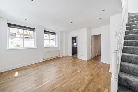 4 bedroom mews to rent, Montague Road London N8