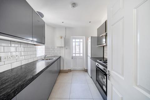 4 bedroom mews to rent, Montague Road London N8