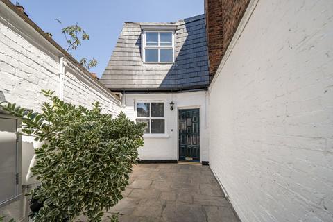 4 bedroom mews to rent, Montague Road London N8