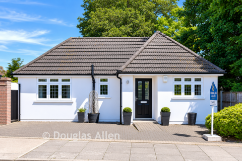 2 bedroom detached bungalow for sale, Hill Crescent, Hornchurch RM11
