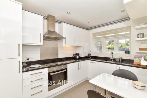 2 bedroom detached bungalow for sale, Hill Crescent, Hornchurch RM11