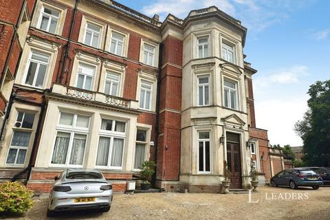 2 bed flat/apartment for rent in Meads Road, Eastbourne, BN20
