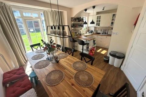 3 bedroom semi-detached house to rent, Fernside Avenue, Mill Hill, NW7
