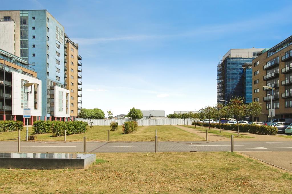 Apartment in Cardiff, Grangetown - View 2
