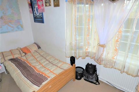 2 bedroom terraced house to rent, Fairholme Crescent, Hayes, Greater London