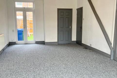 3 bedroom terraced house to rent, Manchester Old Road, Middleton,