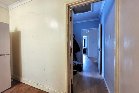2 bedroom flat for sale, Flat 4 Aneurin House, Heol Aneurin, Caerphilly, Mid Glamorgan, CF83 2PE