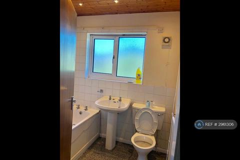 3 bedroom end of terrace house to rent, Barlow Road, Broadheath, Altrincham, WA14