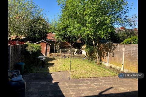 3 bedroom end of terrace house to rent, Barlow Road, Broadheath, Altrincham, WA14