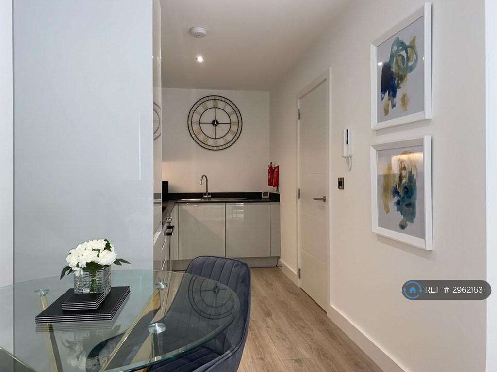 Apartment in Solihull, West Midlands - View 2