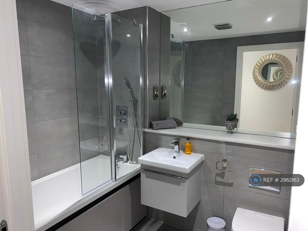 Apartment in Solihull, West Midlands - View 4