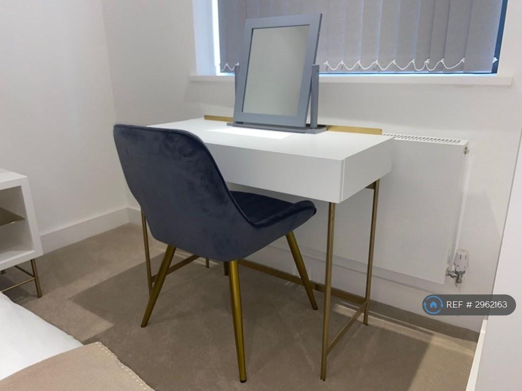Apartment in Solihull, West Midlands - More