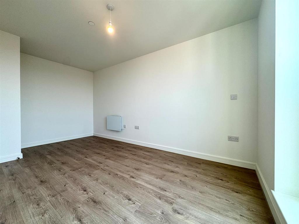 215 Bradford Street, Birmingham B12 – další
