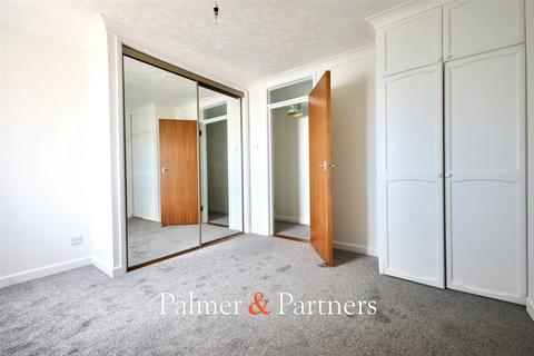 2 bedroom apartment to rent, Marine Parade East, Clacton-on-Sea, Essex, CO15