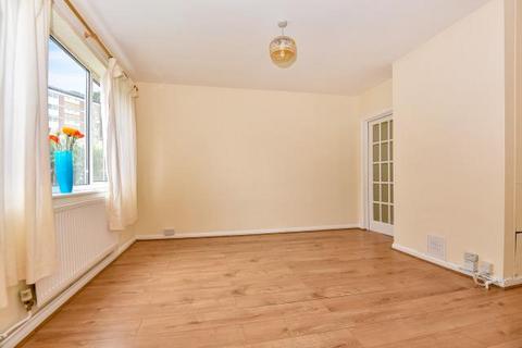 3 bedroom semi-detached house to rent, Hicks Farm Rise, High Wycombe, HP13