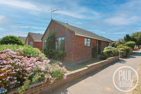 2 bedroom detached bungalow for sale, Crestview Drive, Lowestoft, NR32