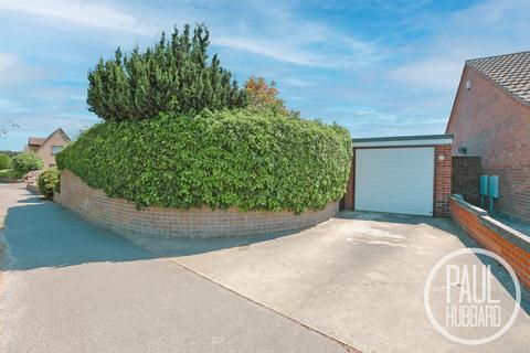 2 bedroom detached bungalow for sale, Crestview Drive, Lowestoft, NR32