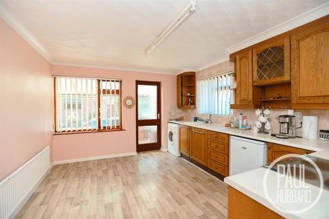 2 bedroom detached bungalow for sale, Crestview Drive, Lowestoft, NR32