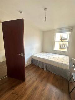 1 bedroom in a house share to rent, Ford Square, London