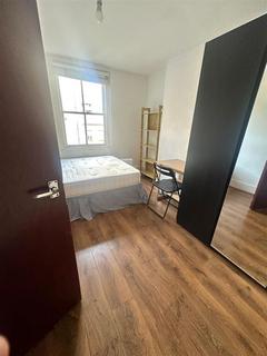 1 bedroom in a house share to rent, Ford Square, London