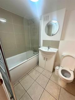 1 bedroom in a house share to rent, Ford Square, London