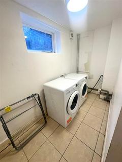 1 bedroom in a house share to rent, Ford Square, London