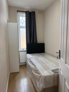 1 bedroom in a house share to rent, Moyers Road, London