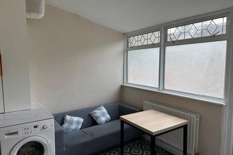 1 bedroom in a house share to rent, Moyers Road, London