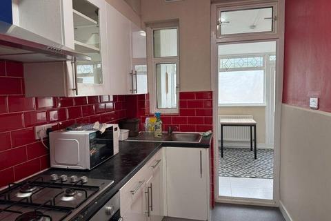 1 bedroom in a house share to rent, Moyers Road, London