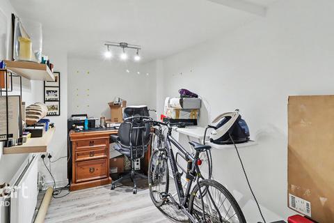 1 bedroom flat for sale, Hythe Road, Ashford