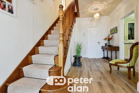 6 bedroom detached house for sale, Coach Bach, Tredegar